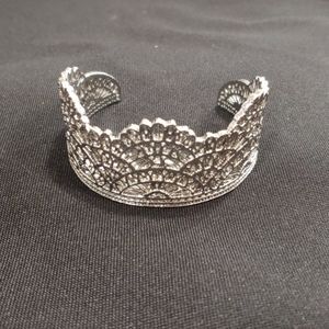 Chloe and Isabel's Queen lace cuff silver